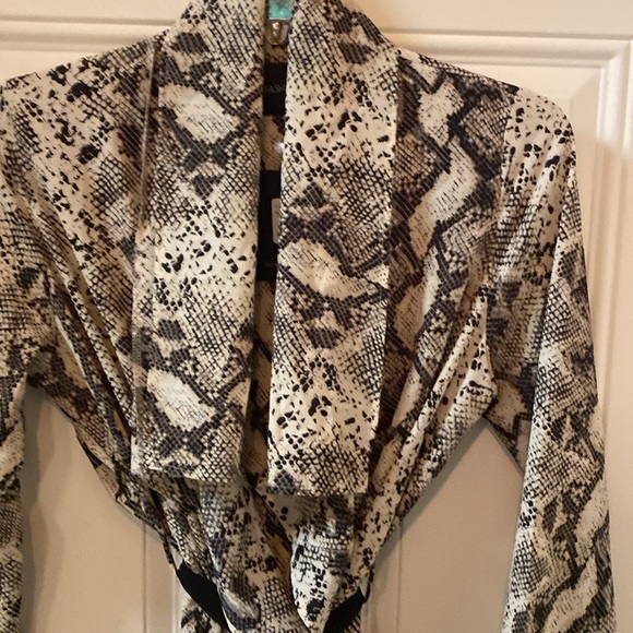 Fashion Nova NWT Ease Up Snake Print Duster, XL,fully open in front with tie blt - Picture 2 of 7